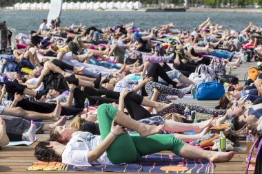 Thessaloniki açık yoga gün. Yoga trai gerçekleştirmek için kişi toplandı