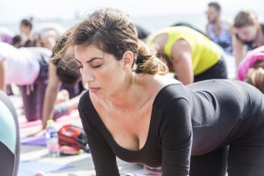 Thessaloniki açık yoga gün. Yoga trai gerçekleştirmek için kişi toplandı