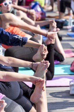 Thessaloniki açık yoga gün. Yoga trai gerçekleştirmek için kişi toplandı