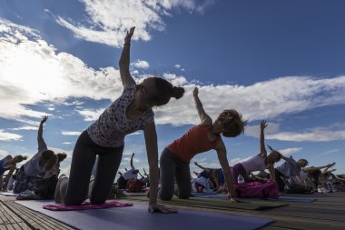 Thessaloniki açık yoga gün. Yoga trai gerçekleştirmek için kişi toplandı