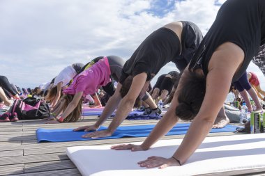 Thessaloniki açık yoga gün. Yoga trai gerçekleştirmek için kişi toplandı