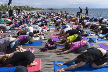 Thessaloniki açık yoga gün. Yoga trai gerçekleştirmek için kişi toplandı