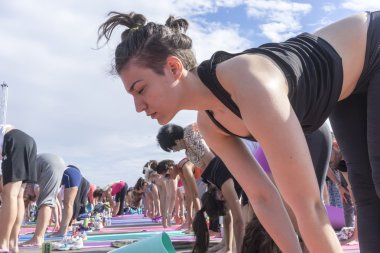 Thessaloniki açık yoga gün. Yoga trai gerçekleştirmek için kişi toplandı