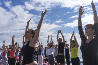 Thessaloniki açık yoga gün. Yoga trai gerçekleştirmek için kişi toplandı