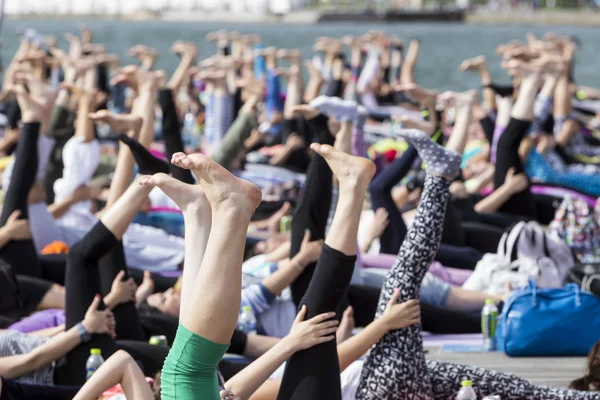 Thessaloniki open yoga day. People gathered to perform yoga trai — Stock Photo, Image