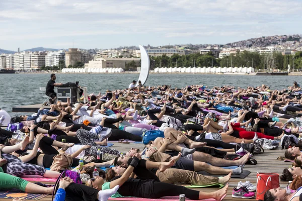 Thessaloniki open yoga day. People gathered to perform yoga trai — Stock Photo, Image