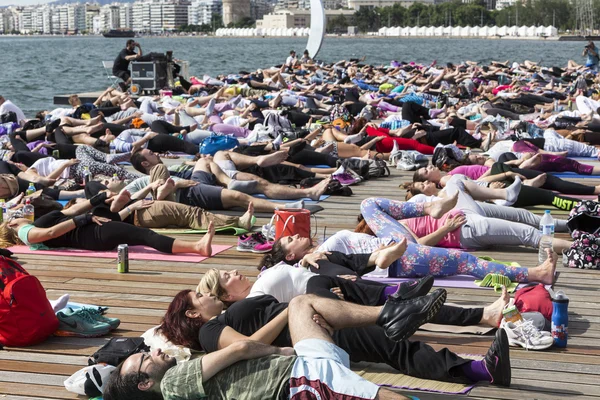 Thessaloniki open yoga day. People gathered to perform yoga trai — Stock Photo, Image