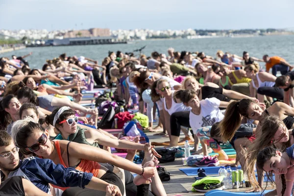 Thessaloniki åpner yoga-dag. Folk samlet for å utføre yoga trai – stockfoto