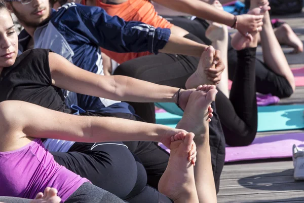 Thessaloniki open yoga day. People gathered to perform yoga trai — Stock Photo, Image