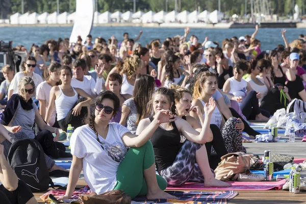 Θεσσαλονίκη ημέρα ανοιχτή γιόγκα. Άνθρωποι συγκεντρώθηκαν για να εκτελέσει γιόγκα trai — Φωτογραφία Αρχείου