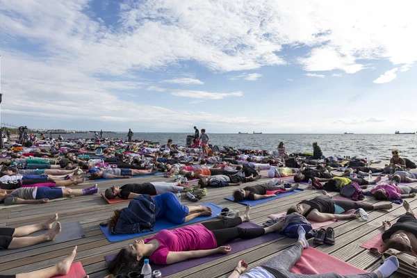 Thessaloniki open yoga day. People gathered to perform yoga trai — Stock Photo, Image