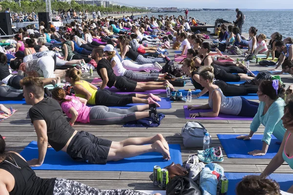 Thessaloniki open yoga day. People gathered to perform yoga trai — Stock Photo, Image