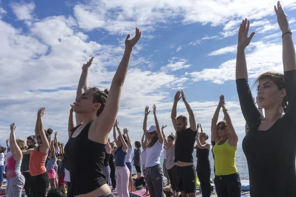 Thessaloniki açık yoga gün. Yoga trai gerçekleştirmek için kişi toplandı