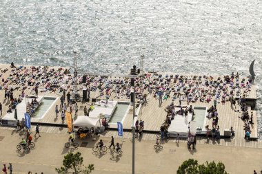 Thessaloniki açık yoga gün. Yoga trai gerçekleştirmek için kişi toplandı