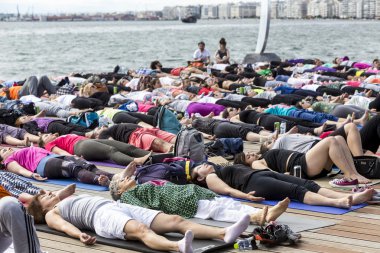 Thessaloniki açık yoga gün. Yoga trai gerçekleştirmek için kişi toplandı