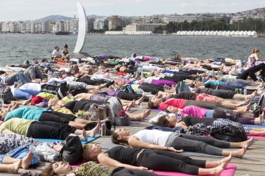 Thessaloniki açık yoga gün. Yoga trai gerçekleştirmek için kişi toplandı