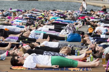 Thessaloniki açık yoga gün. Yoga trai gerçekleştirmek için kişi toplandı