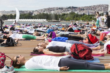 Thessaloniki açık yoga gün. Yoga trai gerçekleştirmek için kişi toplandı