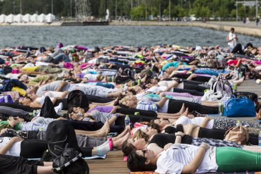 Thessaloniki açık yoga gün. Yoga trai gerçekleştirmek için kişi toplandı