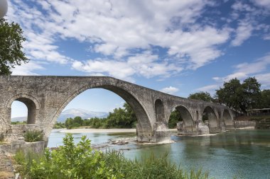 Arta köprü örümcek haçlar eski bir taş köprü olduğunu