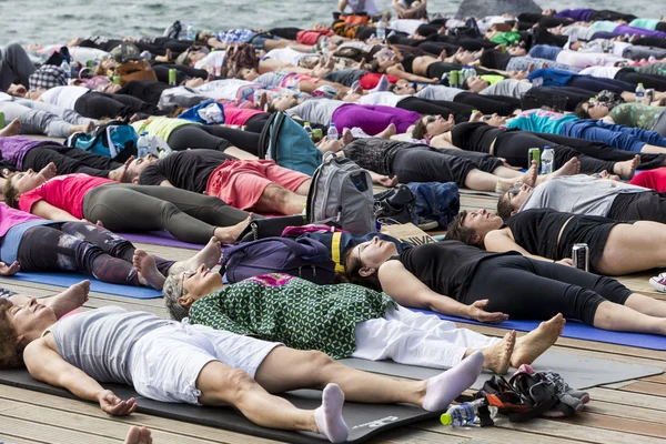 Thessaloniki open yoga day. People gathered to perform yoga trai — Stock Photo, Image