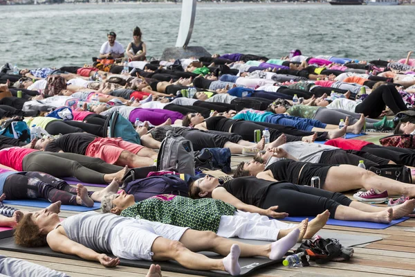 Thessaloniki open yoga day. People gathered to perform yoga trai — Stock Photo, Image