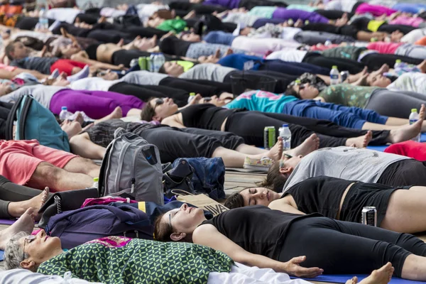 Thessaloniki open yoga day. People gathered to perform yoga trai — Stock Photo, Image