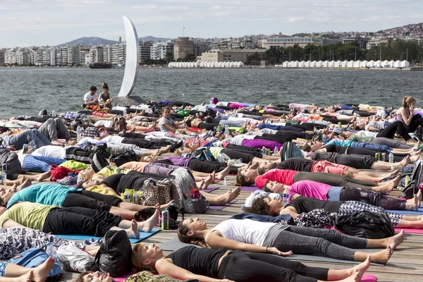Салоніки день відкритих йоги. Люди, що зібралися, щоб виконувати йога тренува — стокове фото