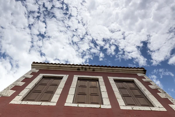 Frammento di bella casa residenziale su sfondo cielo blu . — Foto Stock