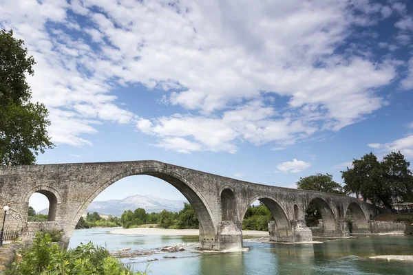 The Bridge of Arta is an old stone bridge that crosses the Arach — Stock Photo, Image