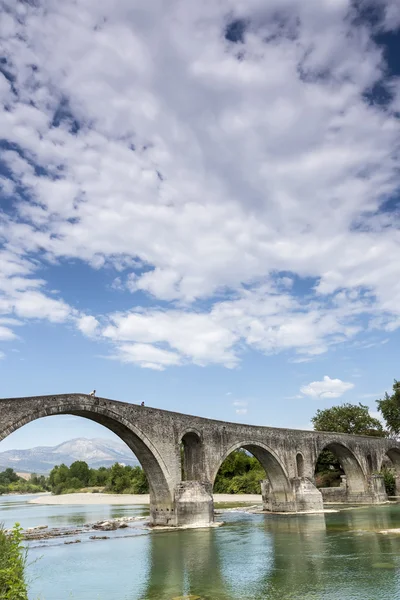 Артский мост - старый каменный мост, пересекающий Арач. — стоковое фото