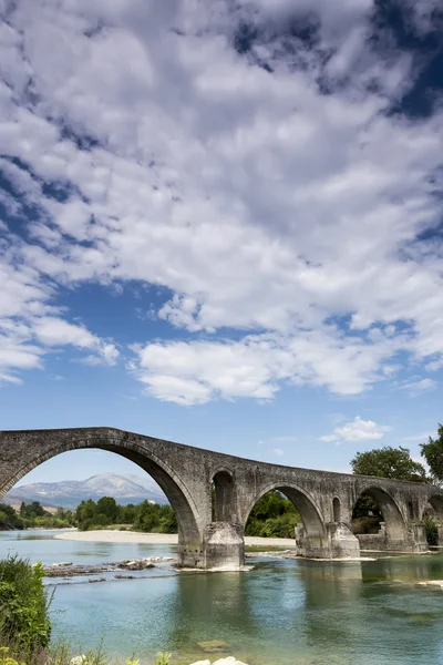 De brug van Arta is een oude stenen brug die de Arach doorkruist — Stockfoto