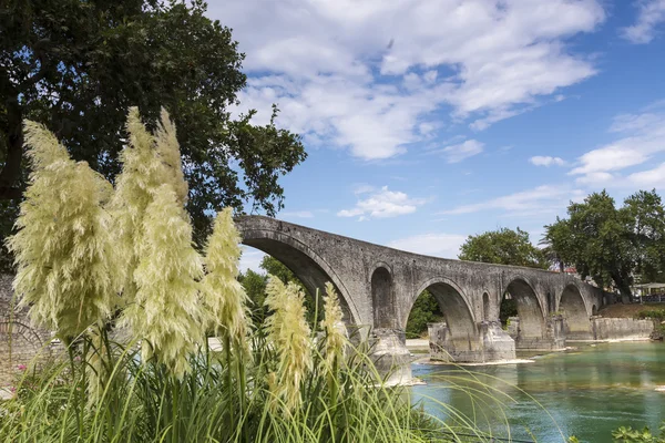 The Bridge of Arta is an old stone bridge that crosses the Arach — Stock Photo, Image