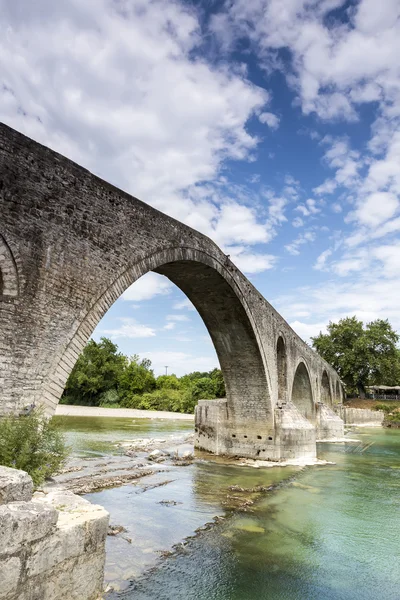 The Bridge of Arta is an old stone bridge that crosses the Arach — Stock Photo, Image