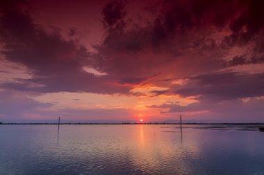 Okyanus üzerinde gökyüzünde bulutlar ile güzel gün batımı
