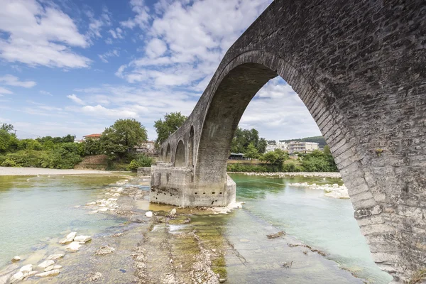 De brug van Arta is een oude stenen brug die de Arach doorkruist — Stockfoto