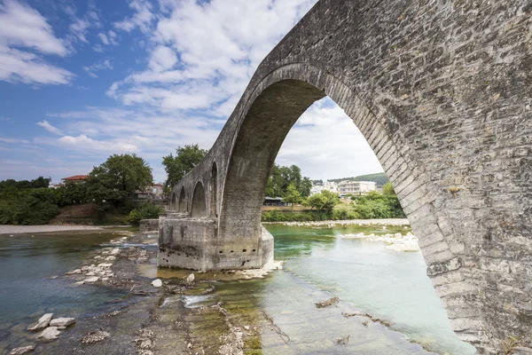 The Bridge of Arta is an old stone bridge that crosses the Arach — Stock Photo, Image