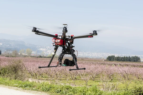 DJI S900 drone in flight with a mounted sony A7 Edition digital — Stock Photo, Image