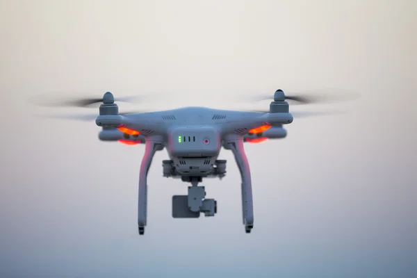 Drone quadrocopter Dji Phantom 3 Professional s vysokým cedule — Stock fotografie