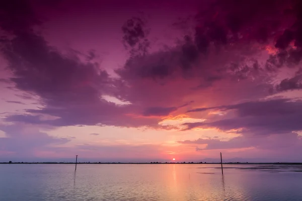 Vacker solnedgång med moln i himlen över havet — Stockfoto