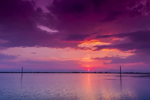 Beau coucher de soleil avec des nuages dans le ciel sur l'océan — Photo