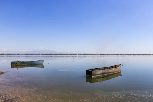 Boot bij Kerkini lake in Serres, in Griekenland — Stockfoto