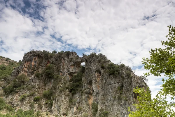Dağda benzersiz taş yakın çekim — Stok fotoğraf