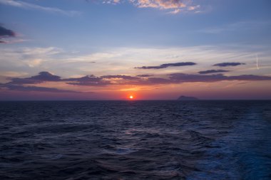Okyanus üzerinde gökyüzünde bulutlar ile güzel gün batımı