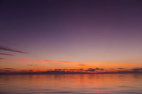 Prachtige zonsondergang met wolken in de lucht boven de Oceaan — Stockfoto