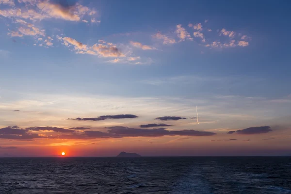 Prachtige zonsondergang met wolken in de lucht boven de Oceaan — Stockfoto