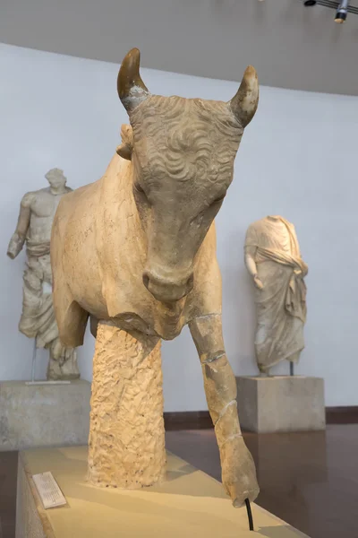 Oude exposities van het Philippeion at Olympia, Griekenland. De boog — Stockfoto