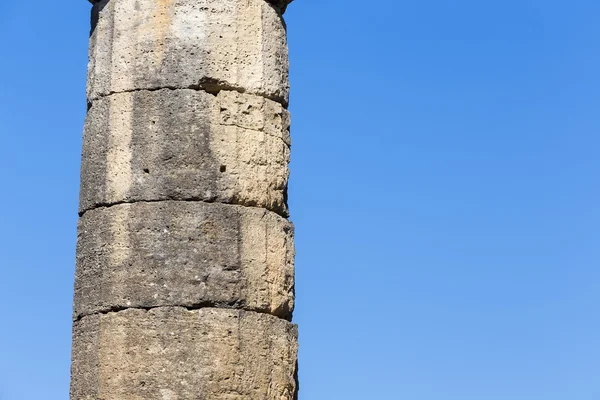 Restos de columna corintia en Olympia, Grecia — Foto de Stock