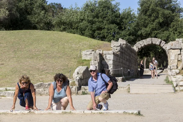 Tourists ready to run at Olympia, birthplace of the Olympic game — Stock Photo, Image