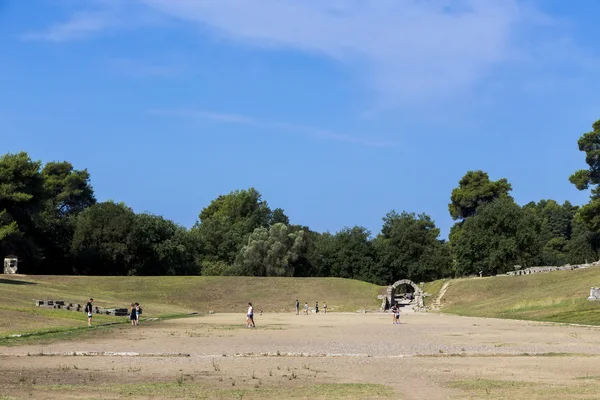 Turiști la Olympia, locul de naștere al Jocurilor Olimpice, în Grecia . — Fotografie, imagine de stoc